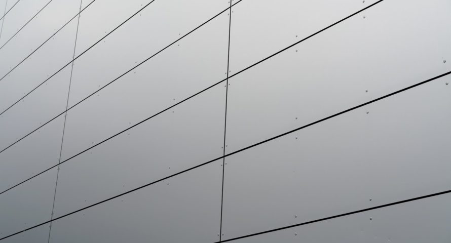Fassade aus Aluminium an einem Bürogebäude